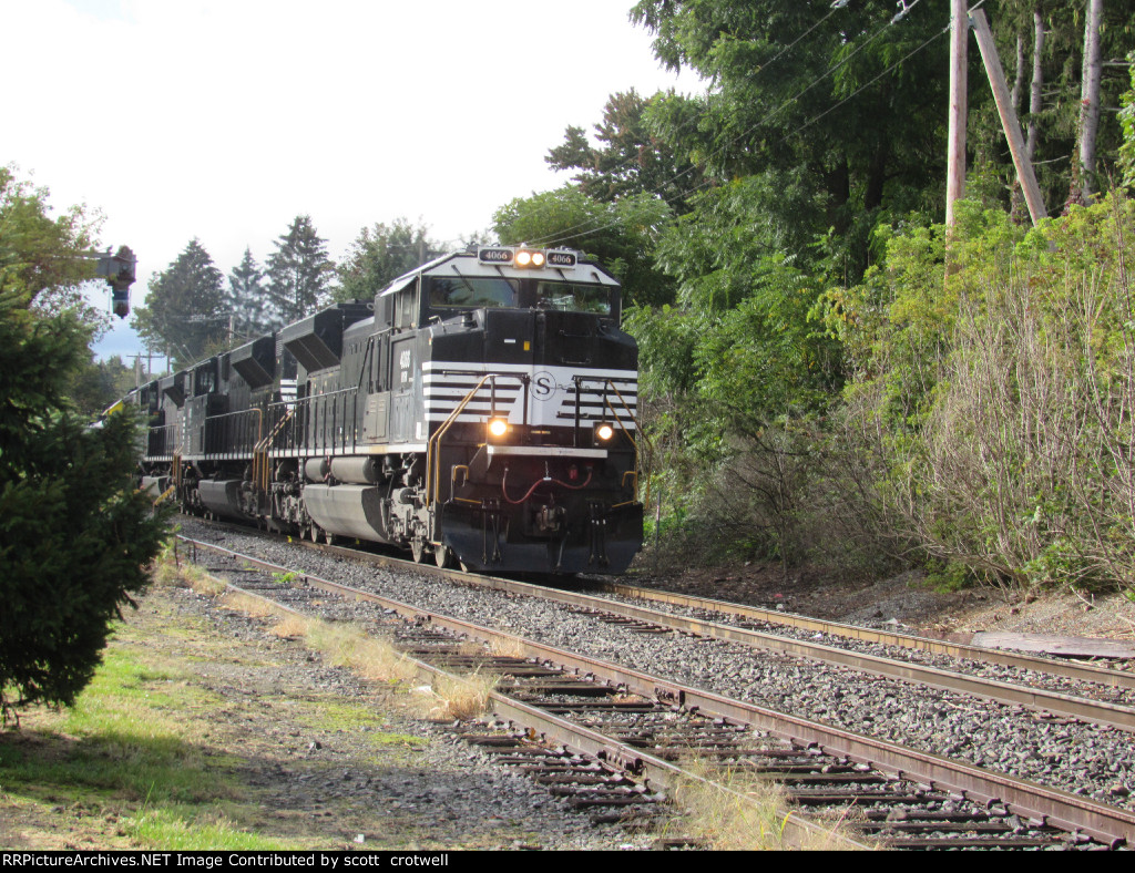 4066 leads the northbound